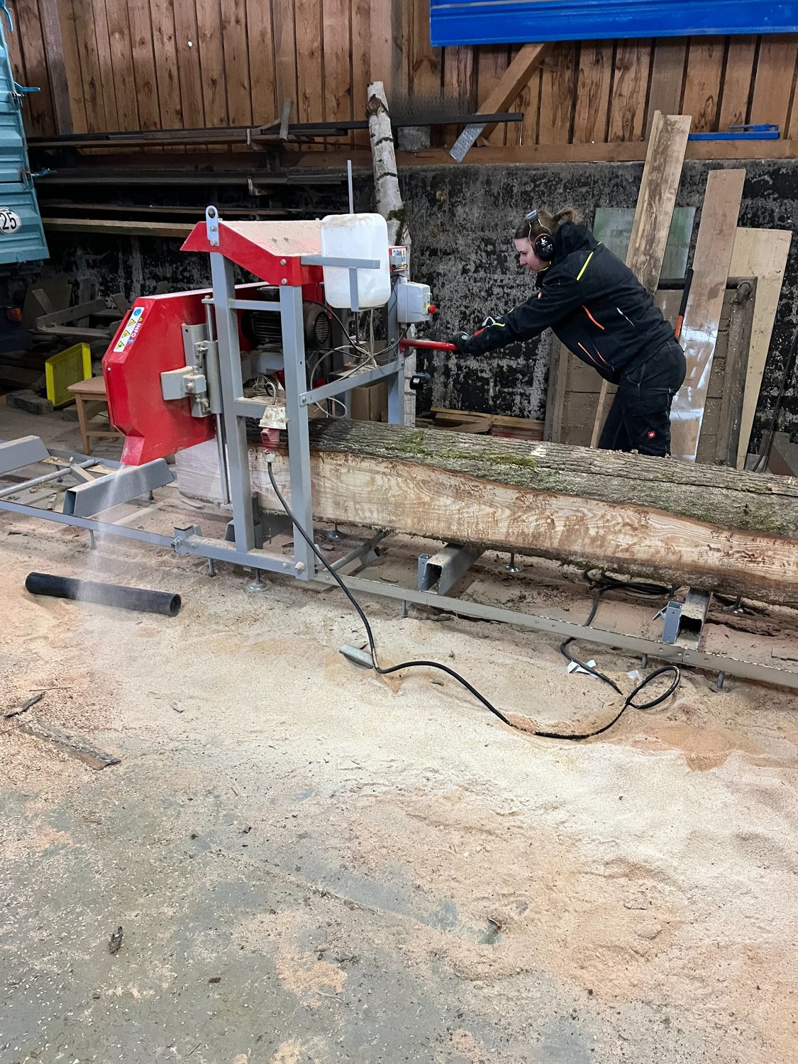 Unser Holz wird mit der eigenen Blockbandsäge zugeschnitten